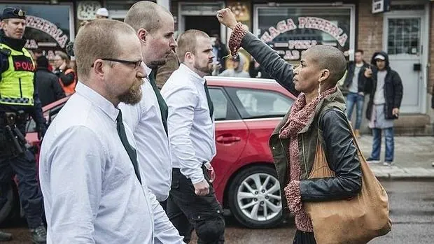 Tess Asplund levanta el puño frente a los militantes de extrema derecha