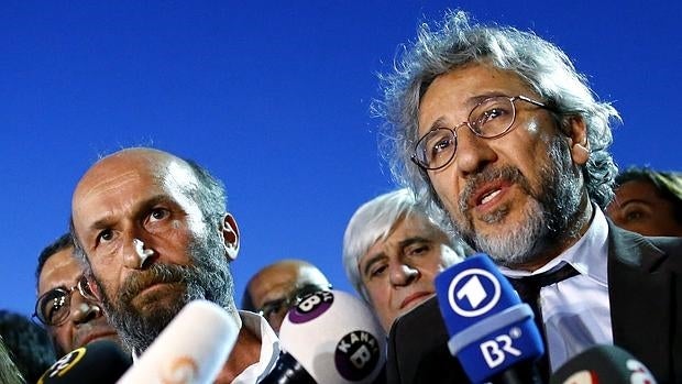 Los periodistas turcos Can Dündar (c) y Erdem Gül (i) dan una rueda de prensa a su salida del Tribunal en Estambul