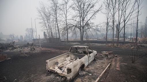 Un coche destruido en un barrio de Fort McMurray