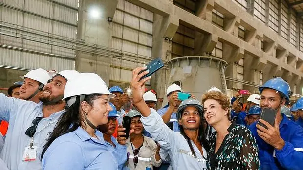 Dilma Rousseff se fotografía con beneficiarios de un proyecto de viviendas en Santarem, (estado de Para)