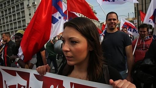 Los jóvenes también se sumaron a las protestas de este domingo en Atenas contra la reforma del sistema de pensiones y la subida de impuestos