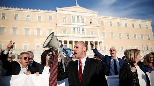 Protesta de abogados contra las reformas junto al Parlamento griego, este domingo en Atenas