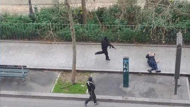 Los yihadistas que cometieron el atentado contra Charlie Hebdo rematan a un policía en el suelo