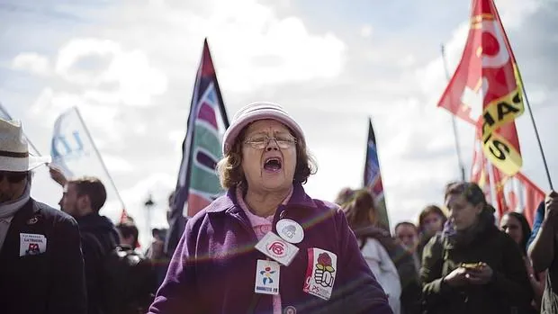 Una mujer participa en una manifestación contra el proyecto de ley de reforma laboral francesa