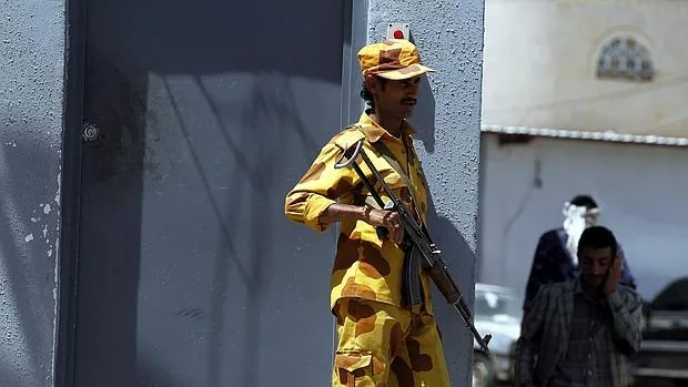 Un soldado yemení hace guardia en la ciudad de Saná