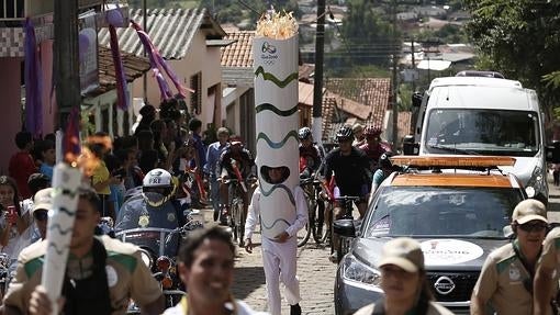 La antorcha olímpica recorre la ciudad brasileña de Corumbá de Goiás