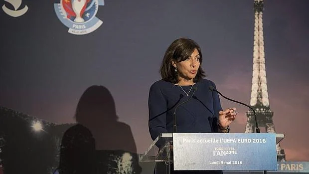 La alcaldesa de París, Anne Hidalgo, durante una rueda de prensa sobre la Eurocopa