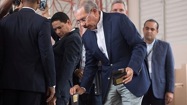 Danilo Medina deposita su voto en las urnas