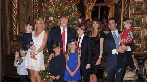 El candidato junto a su mujer, su hijo Barron y la familia de su primogénito, Trump junior