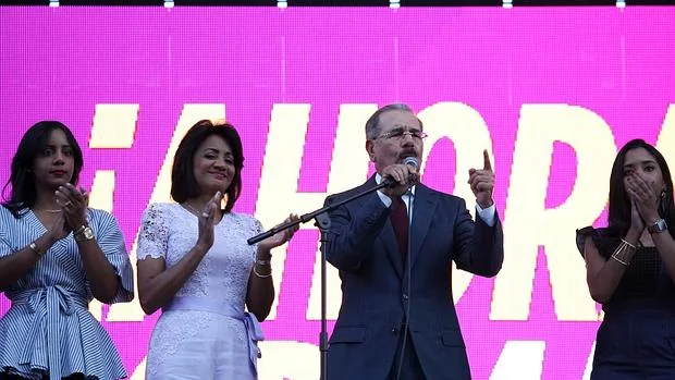 Danilo Medina, acompañado de su familia, da un discurso ante los seguidores de su partido en Santo Domingo