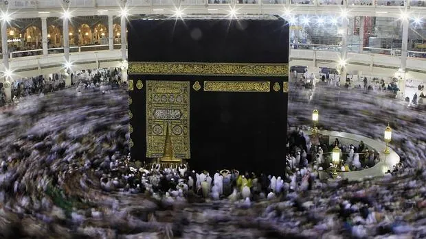 Fieles musulmanes caminan en círculo en torno a la Kaaba en La Meca, durante una peregrinación