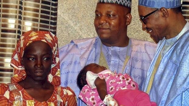 El presidente de Nigeria, junto al gobernador de Borno, la niña rescatada Amina Ali Maiduguri y su bebé