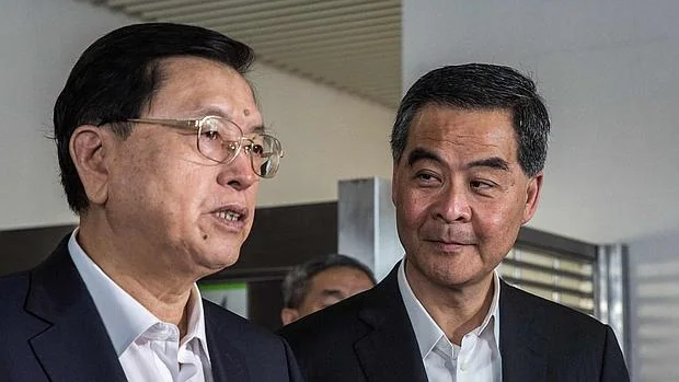 El jefe del Ejcutivo del Hong Kong,Leung Chun-ying (derecha) escucha a Zhang Dejiang, número tres del régimen chino, durante un acto celebrado ayer