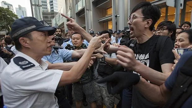 Protesta por la visita del presidente de la Asamblea Nacional Popular china en las calles de Hong Kong