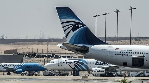 Aviones de EgyptAir en a pista del aeropuerto internacional de El Cairo