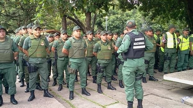 Miembros de la Guardia Nacional en un parque de Caracas