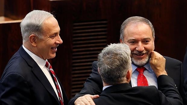 Netanyahu sonríe ante Lieberman tras nombrarle ministro de Exteriores en 2013