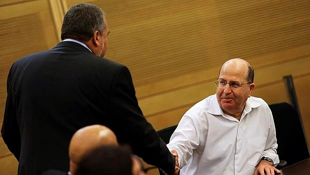 Moshe Yaalon (d) saluda a Avigdor Lieberman en una reunión en el Parlamento israelí
