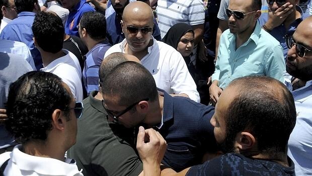 Dos personas se abrazan mientras familiares y amigos de las víctimas del avión desaparecido de EgyptAir se congregan este viernes para rezar en una mezquita próxima al aeropuerto de El Cairo