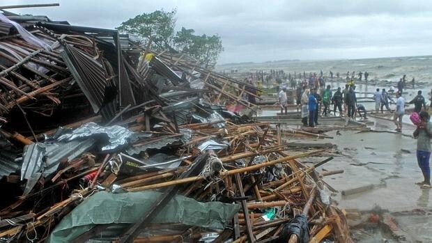 Destrozos al paso del ciclón Roanu en la costa bangladesí