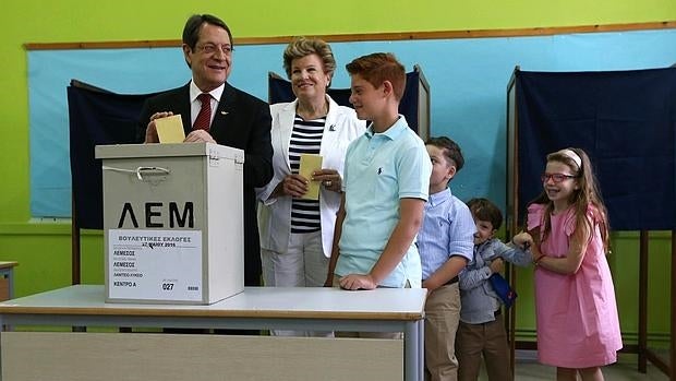 El presidente chipriota, Nicos Anastasiades, al depositar su voto