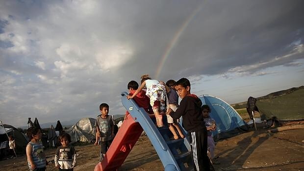 Varios niños juegan en el campo de refugiados de Idomeni