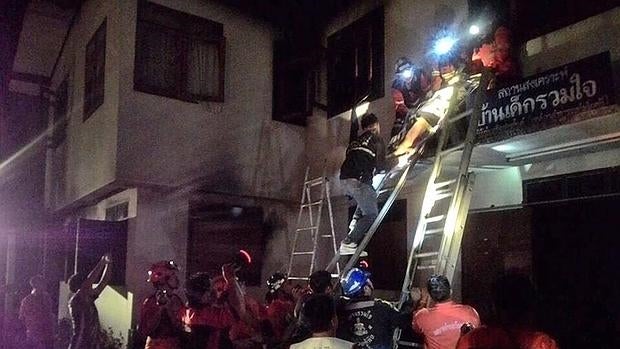 Los bomberos intentan rescatar a más estudiantes del incendioregistrado en el colegio tailandés