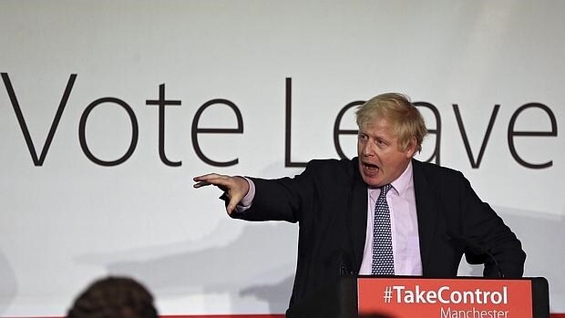 Boris Johnson durante la campaña «Vote Leave» el pasado 15 de abril en Manchester