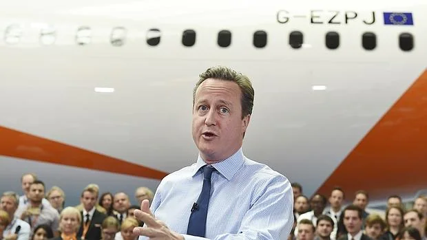 David Cameron habla sobre las posibles consecuencias del «Brexit» para el turismo en el aeropuerto de Luton, al norte de Londres, este martes