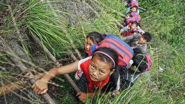 Un grupo de niños toma su peligrosa ruta para llegar a la escuela en China