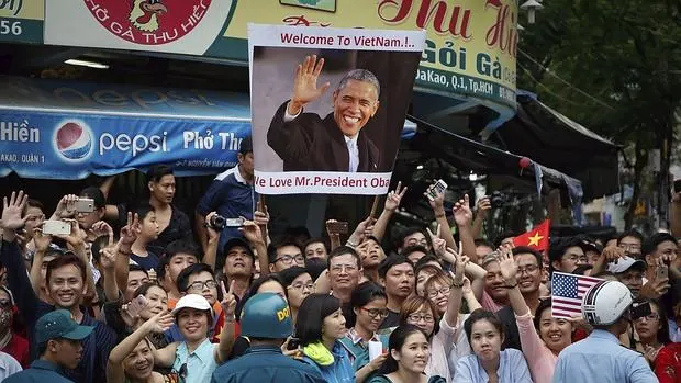 Una multitud espera la llegada de Barack Obamas en Ho Chi Minh