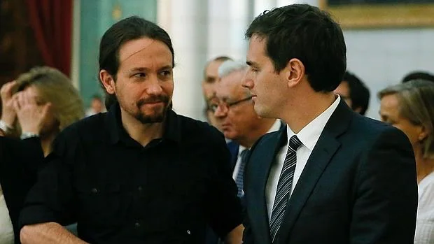 Pablo Iglesias y Albert Rivera se saludan durante una misa por las víctimas del terremoto de Ecuador en Madrid