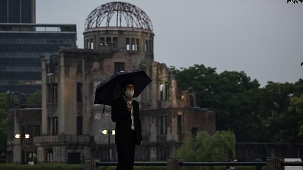 Un hombre junto a la Cúpula Genbaku, que rememora la paz, en el parque Naka Ward de Hirishima