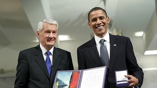 Obama posa con la insignia del Premio Nobel de la Paz junto al presidente del Comité del Premio, ThorbjoernJagland