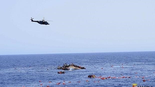 Fotografía facilitada por la Marina Militar italiana del rescate de 562 inmigrantes que habían caído al mar. Fueron recuperados cinco cadáveres