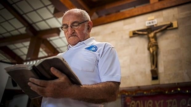 El Padre Charlie Burrows, en su parroquia indonesia