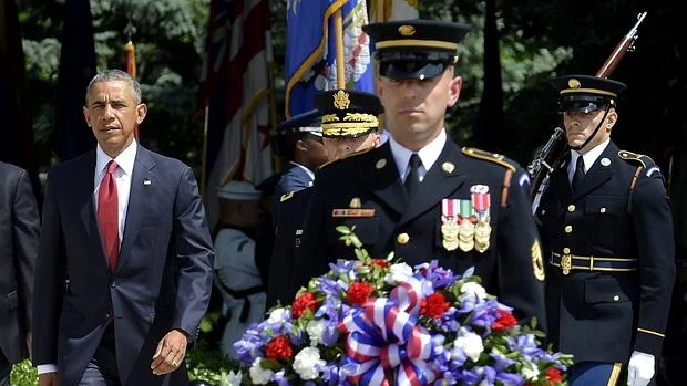 El presidente de EE.UU., Barack Obama (i), a su llegada a una ofrenda floral en la tumba al soldado desconocido