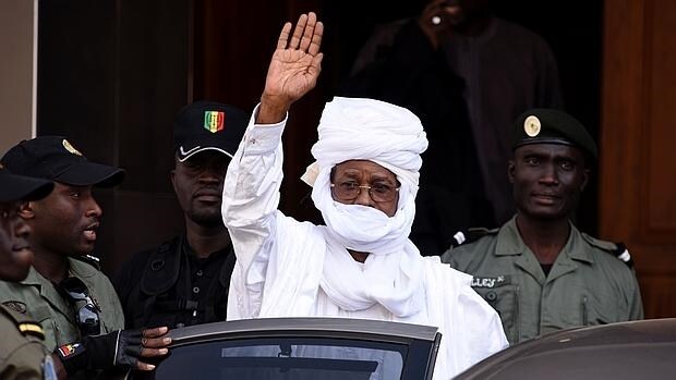 El expresidente de Chad, Hissène Habré, abandona los juzgados de Dakar el 3 de julnio de 2015