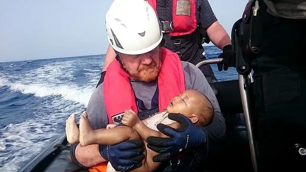 Un rescatista alemán de la ONG Sea-Watch sostiene al bebé ahogado cuya imagen se está difundiendo