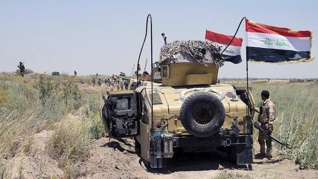 Un grupo de soldados del Ejército iraquí toman posiciones en las inmediaciones del suroeste de Faluya