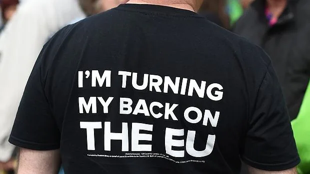 Un partidario del Brexit luce el mensaje «Doy la espalda a la UE» en una camiseta en un acto la UKIP en Birmingham