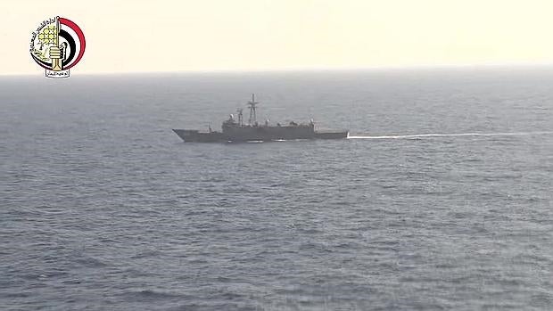 Un barco de la Marina de Egipto durante las operaciones de búsqueda