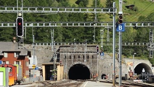 túnel Lötschberg atraviesa los Alpes suizos