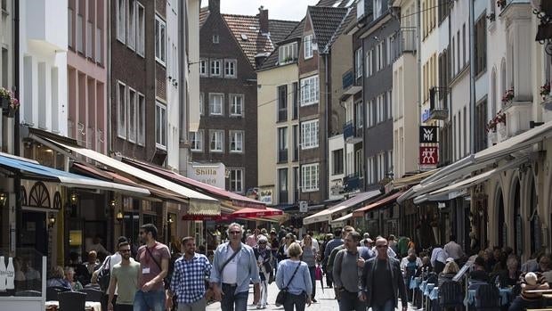 Un grupo de visitantes camina por la vieja ciudad de Düsseldorf, donde las autoridades alemanas han desarticulado este jueves una célula islamista