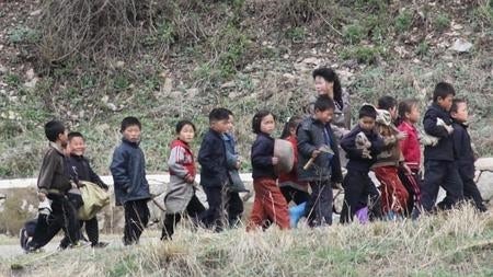 Niños acuden a trabajar en la carretera que une Pyongyang con Kaesong