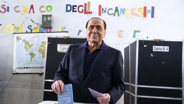 Silvio Berlusconi, líder del partido Forza Italia, vota por la mañana en Roma