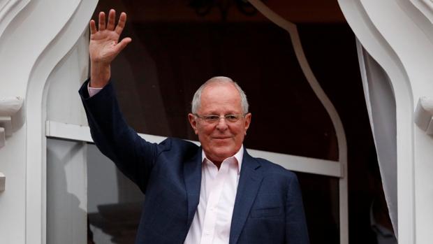 Pedro Pablo Kuczynski saluda a sus seguidores