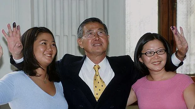 Alberto Fujimori, entre sus hijas Keiko Sofía (i) y Sachi Marcela, tras votar en las elecciones del año 2000 en Lima