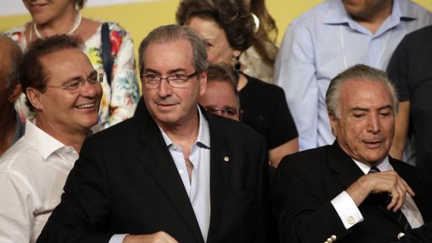 Fotografía de archivo del expresidente de la Cámara Baja Eduardo Cunha (c), el presidente del Senado Federal, Renan Calheiros (i), y el presidente interino de Brasil, Michel Temmer (d