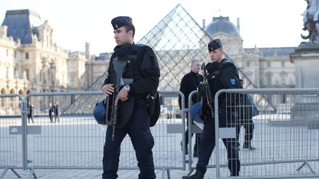 Policías franceses de patrulla cerca del museo del Louvre